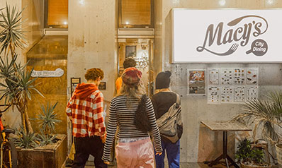 入店シーン